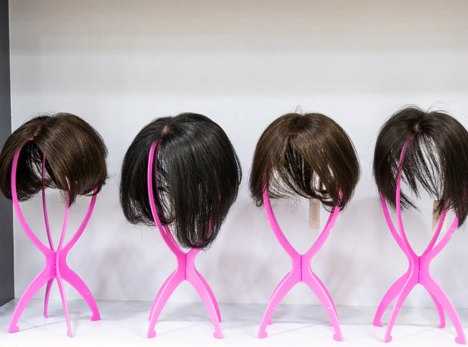 Glueless vs. Traditional Lace Front Wigs: A Wholesale Cap Construction Guide